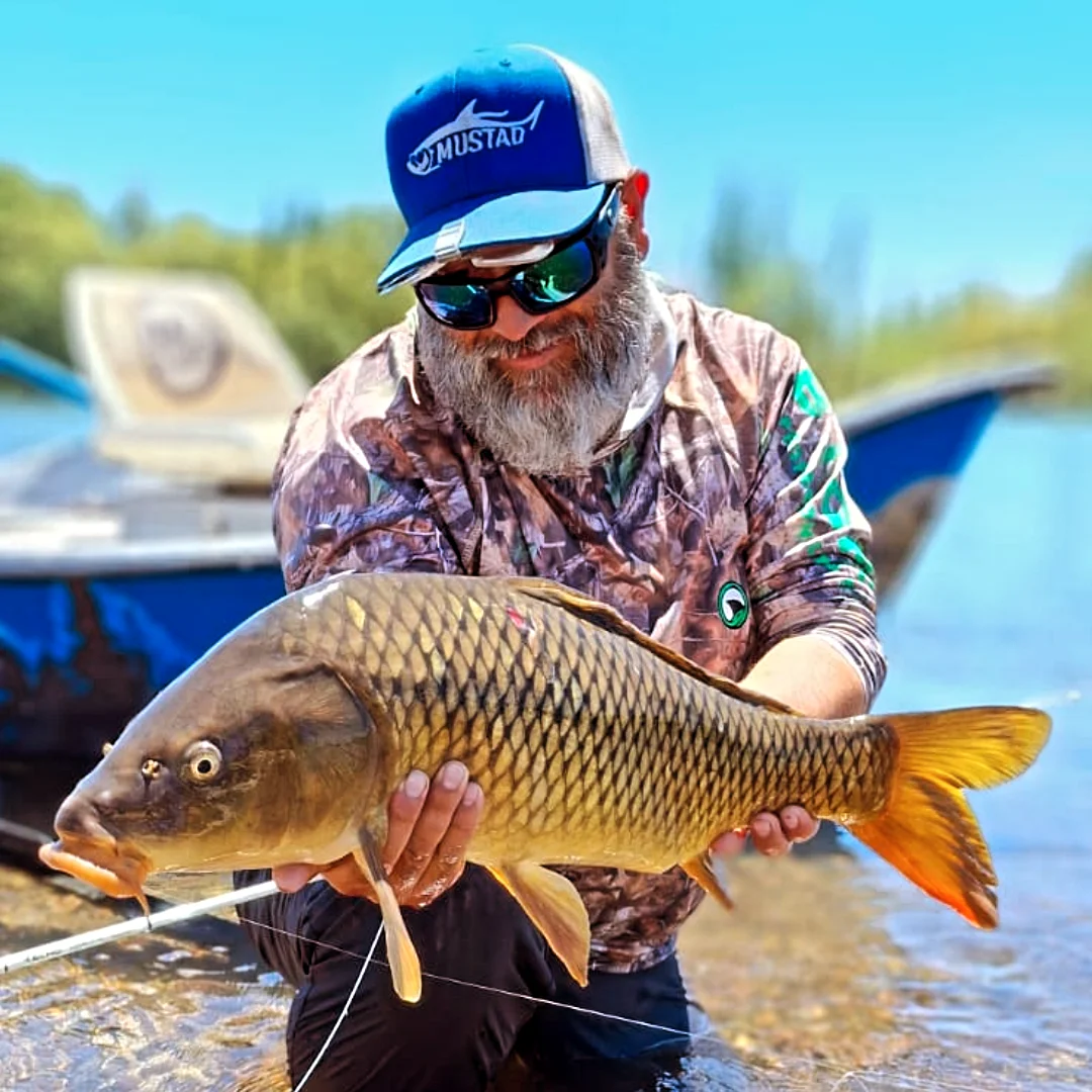 Luciano Bacci con una carpa