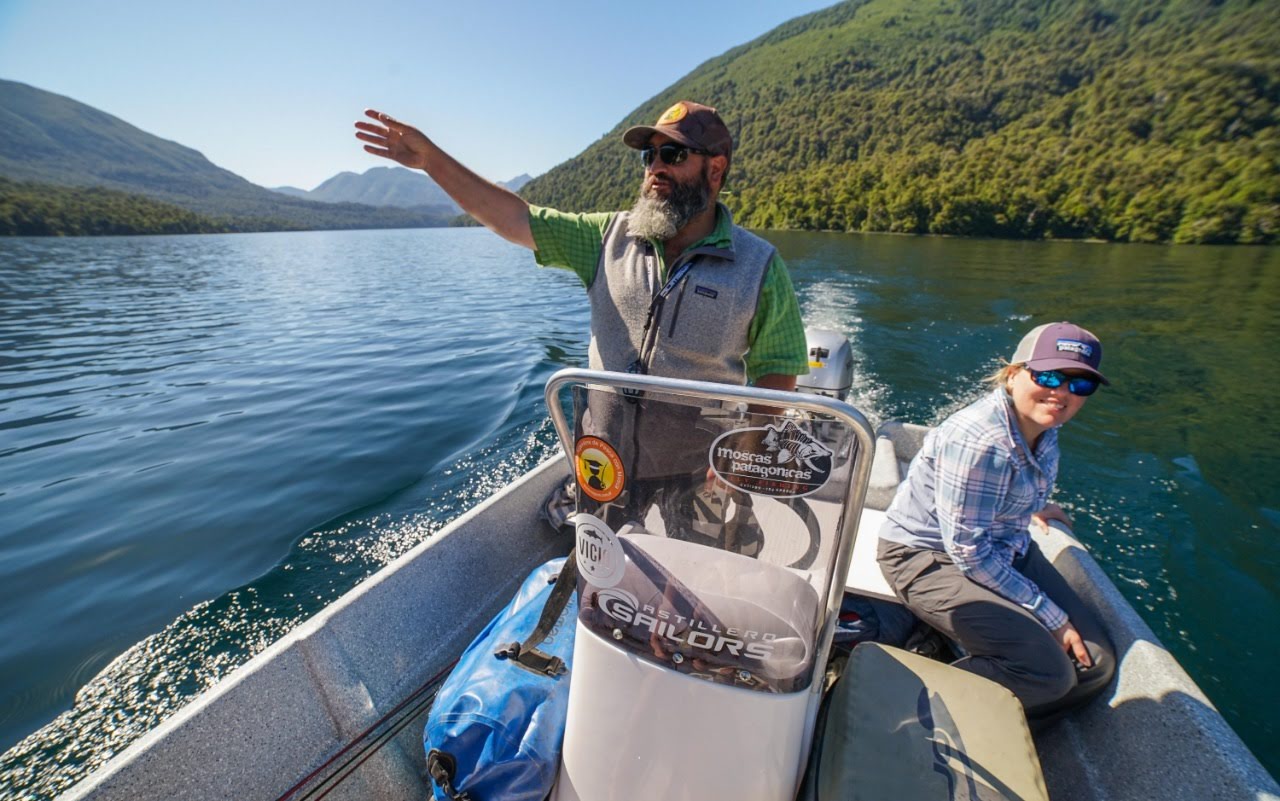 Luciano Bacci guiando en la Patagonia