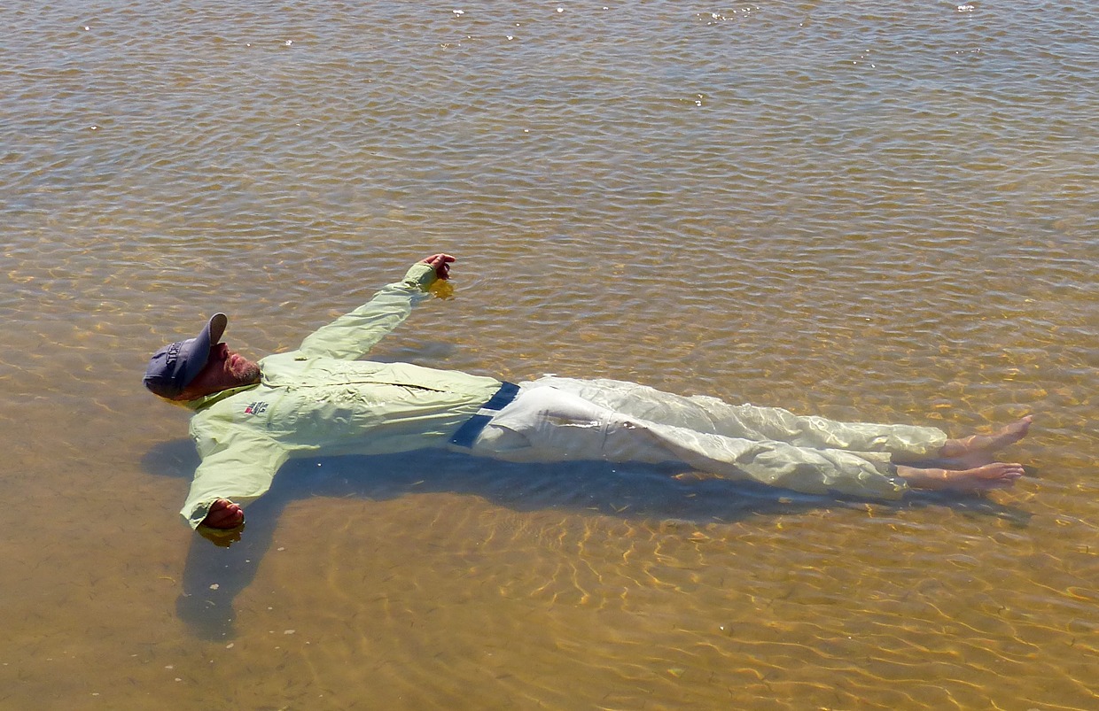 Diego Flores flotando en el agua