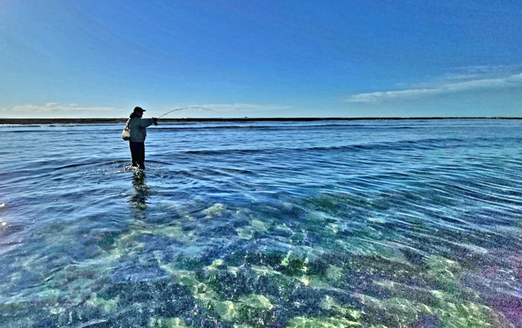 Diego Flores pescando en la costa