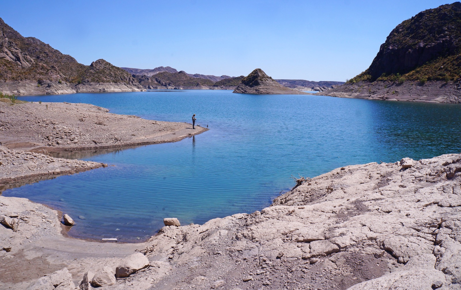 Pesca en un lago patagónico