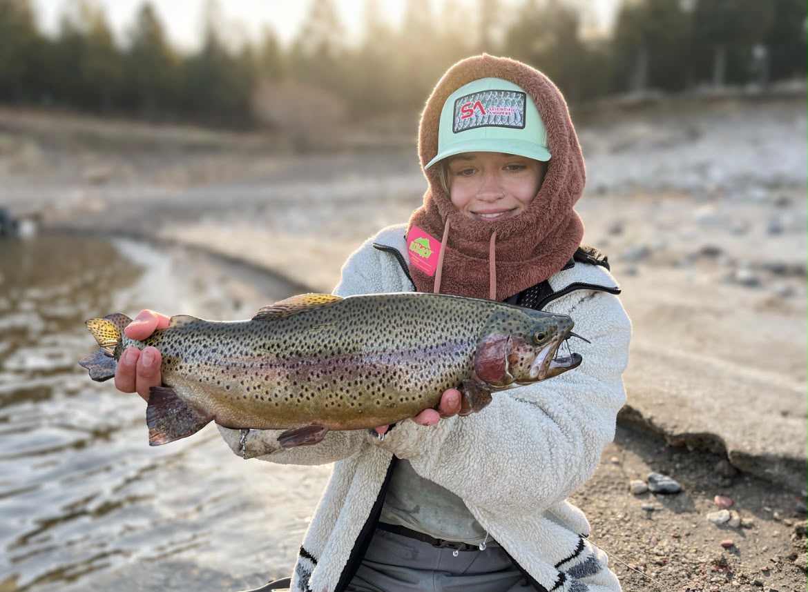 Isabella Cardozo pescando con mosca