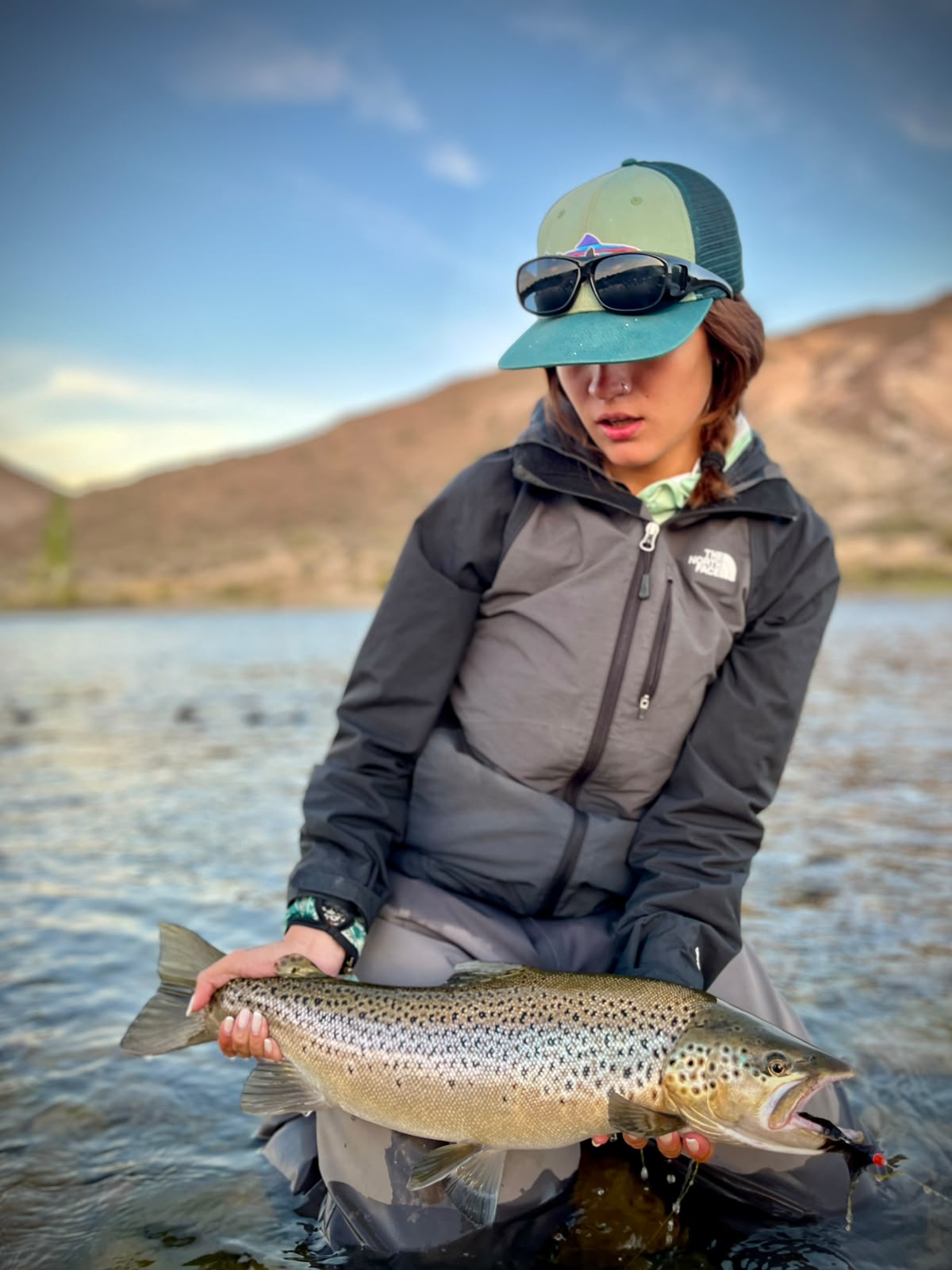Isabella Cardozo con una trucha marrón