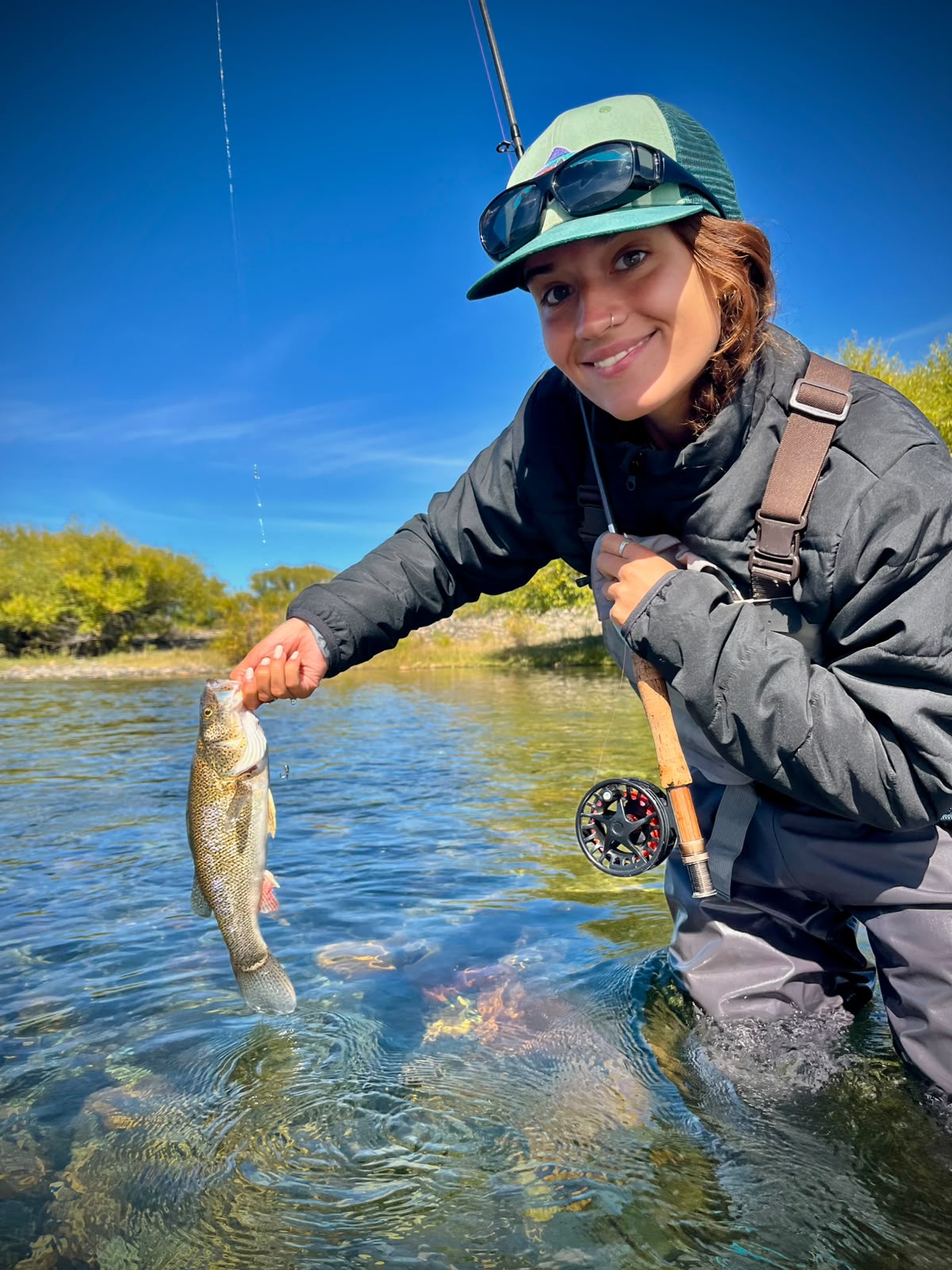 Isabella Cardozo en el río