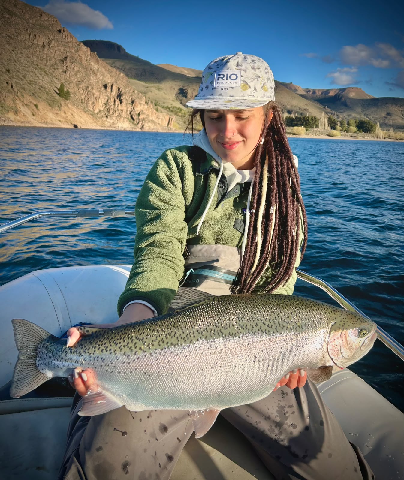 Isabella Cardozo con una gran arcoíris